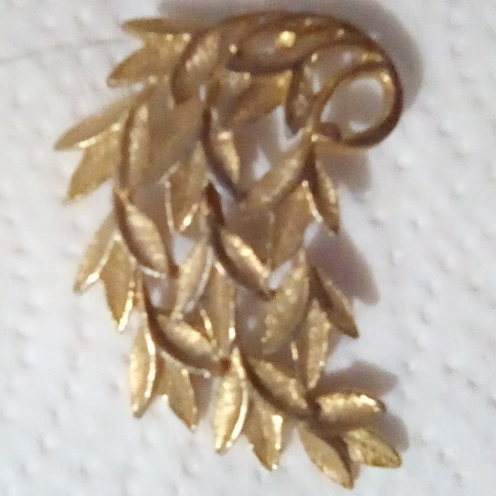 Vintage Gold Tone Leaf Brooch Pin Elegant Nature Inspired Accessory Women
